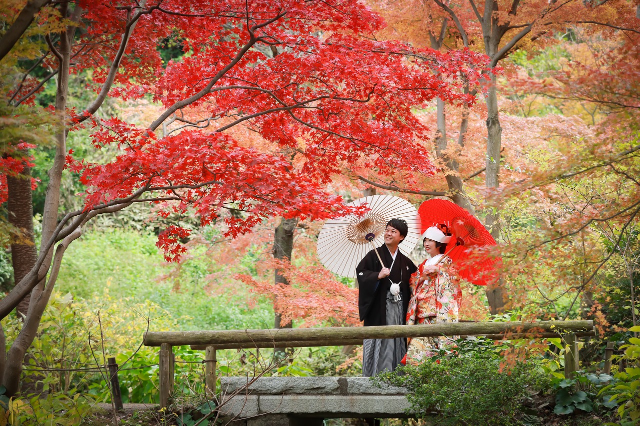 秋の和装前撮り 紅葉が美しい関東の日本庭園5選 紅葉で撮りたいおすすめポーズ3選 和装で挙げる結婚式 前撮り撮影の華雅苑