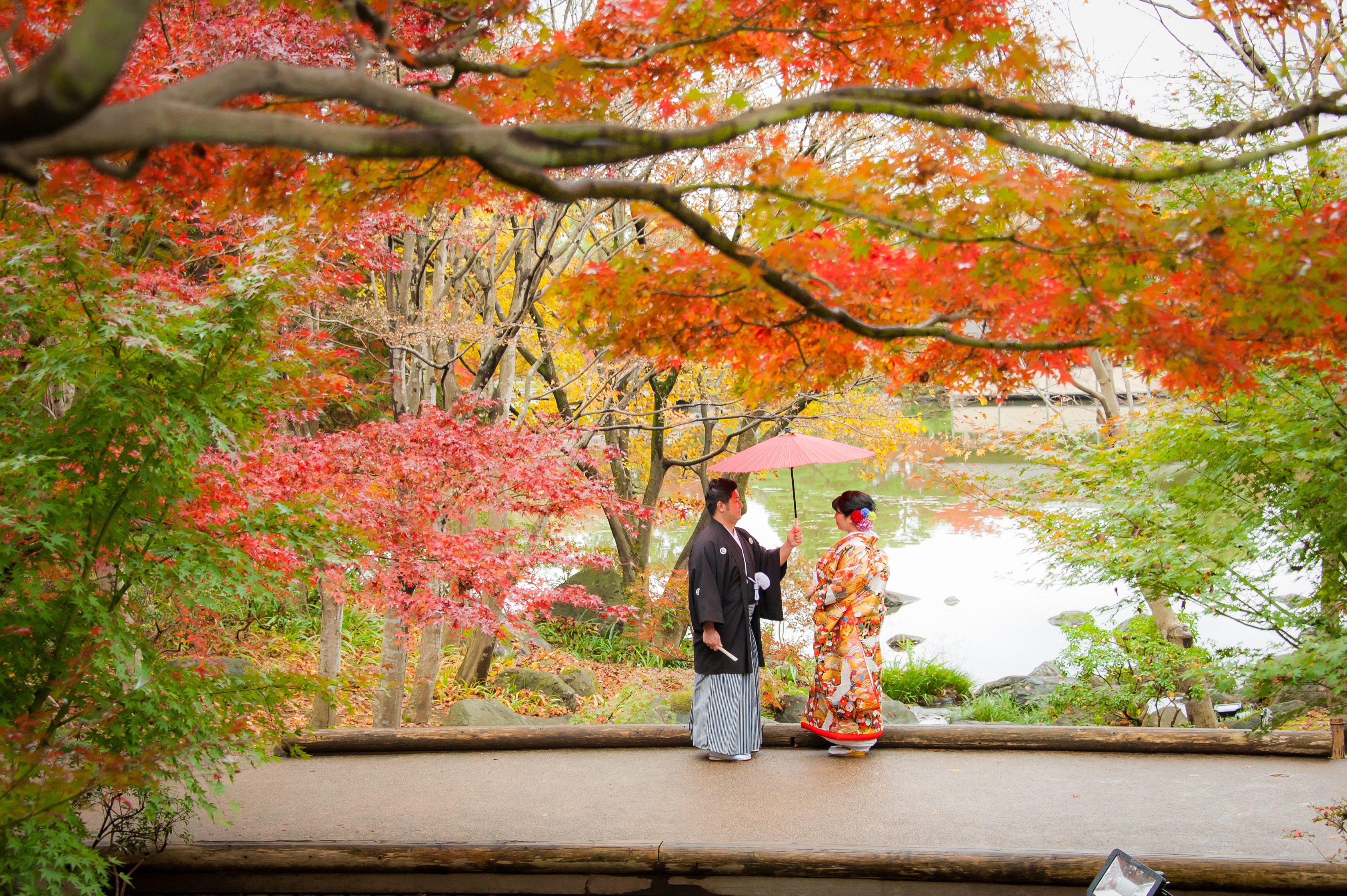 秋の和装前撮り 紅葉が美しい関東の日本庭園5選 紅葉で撮りたいおすすめポーズ3選 和装で挙げる結婚式 前撮り撮影の華雅苑