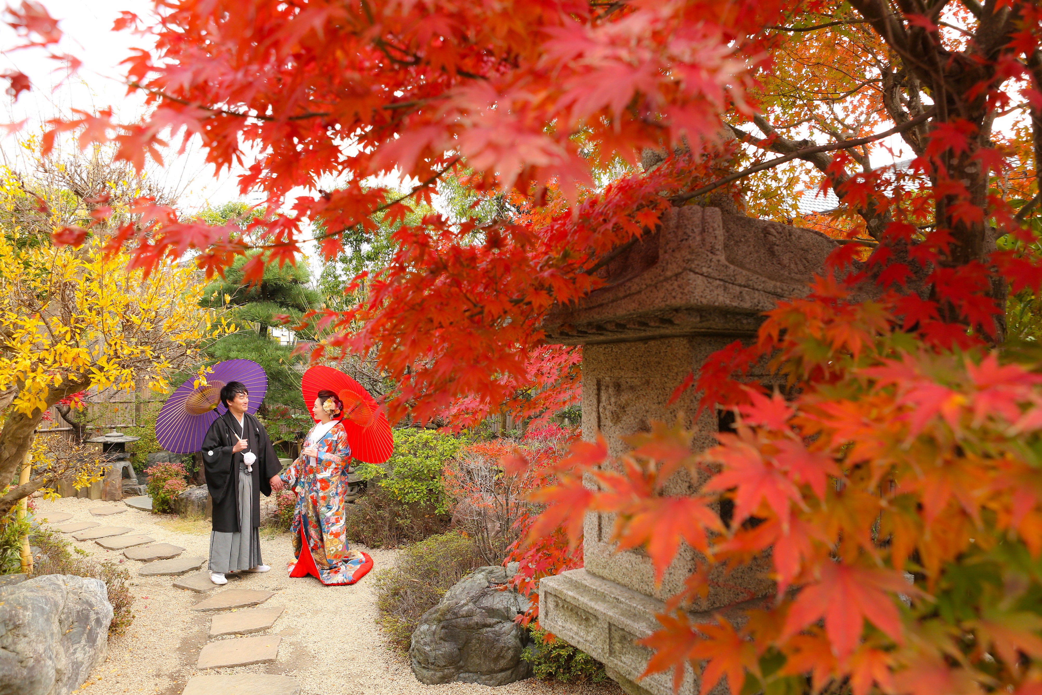 秋の和装前撮り 紅葉が美しい関東の日本庭園5選 紅葉で撮りたいおすすめポーズ3選 和装で挙げる結婚式 前撮り撮影の華雅苑