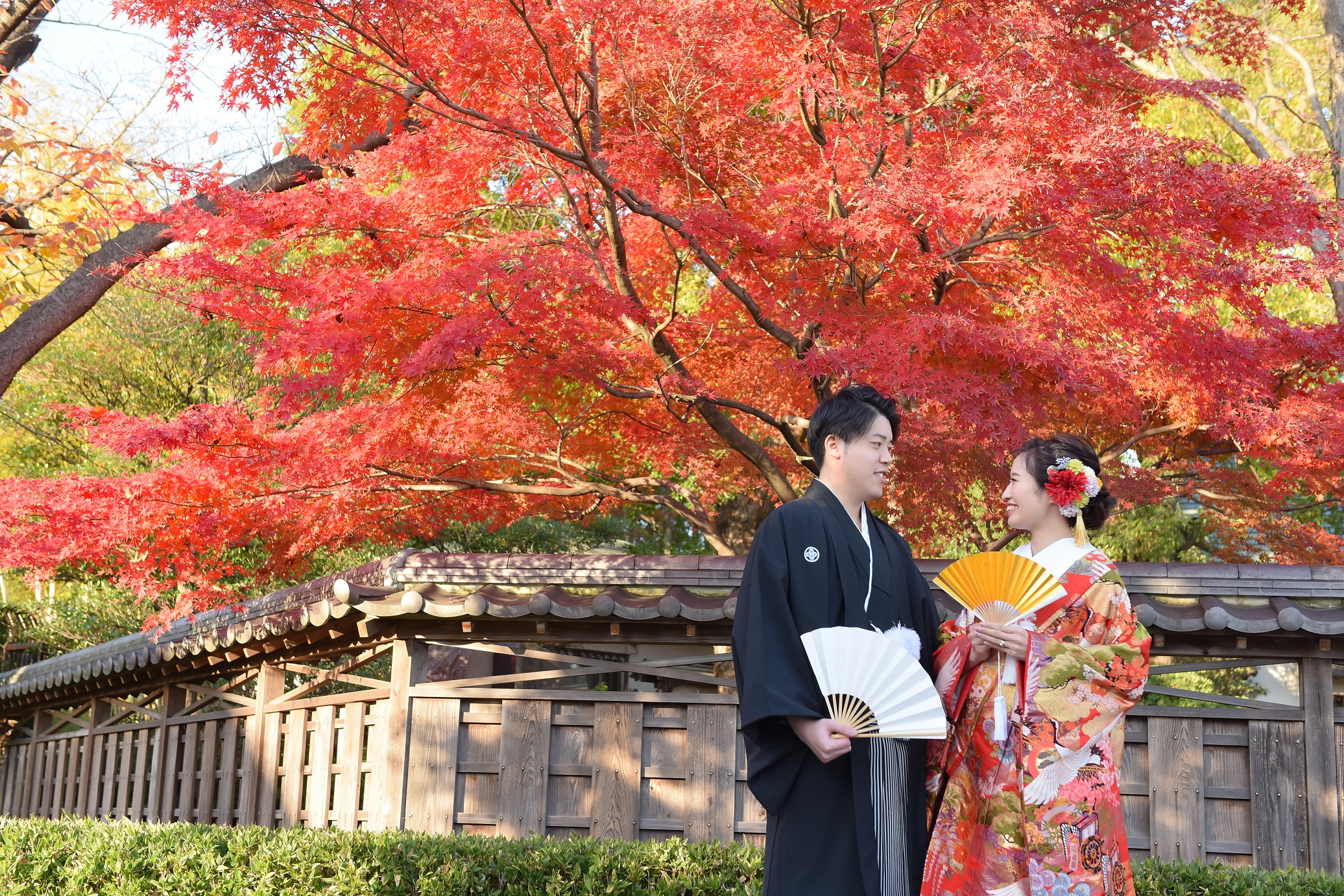 秋の和装前撮り 紅葉が美しい関東の日本庭園5選 紅葉で撮りたいおすすめポーズ3選 和装で挙げる結婚式 前撮り撮影の華雅苑