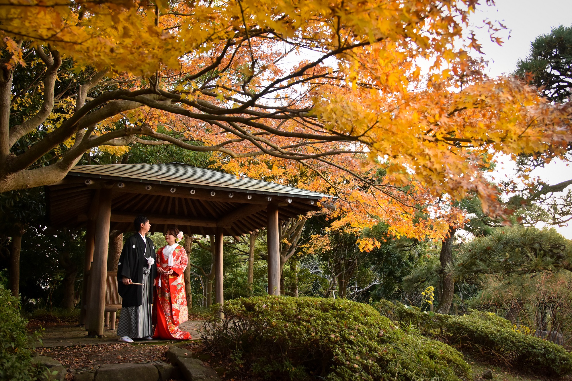 秋の和装前撮り 紅葉が美しい関東の日本庭園5選 紅葉で撮りたいおすすめポーズ3選 和装で挙げる結婚式 前撮り撮影の華雅苑
